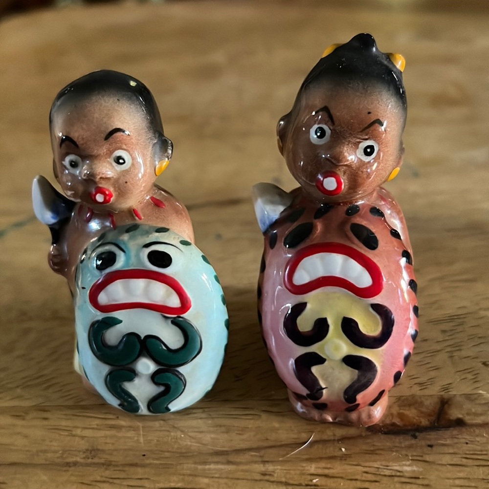 Vintage black Americana / Aboriginal salt and pepper shakers approximately 3”